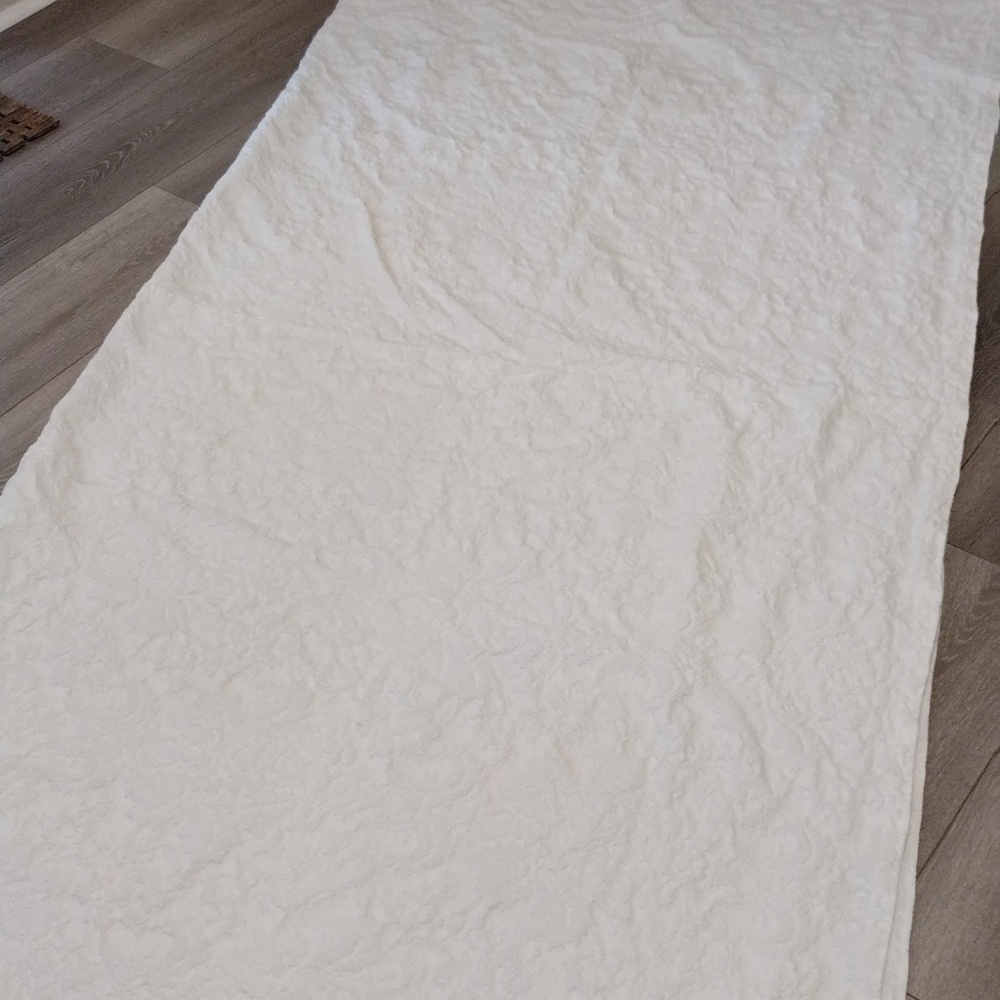 Elegant White Textured Coverlet - Picture 9 of 10